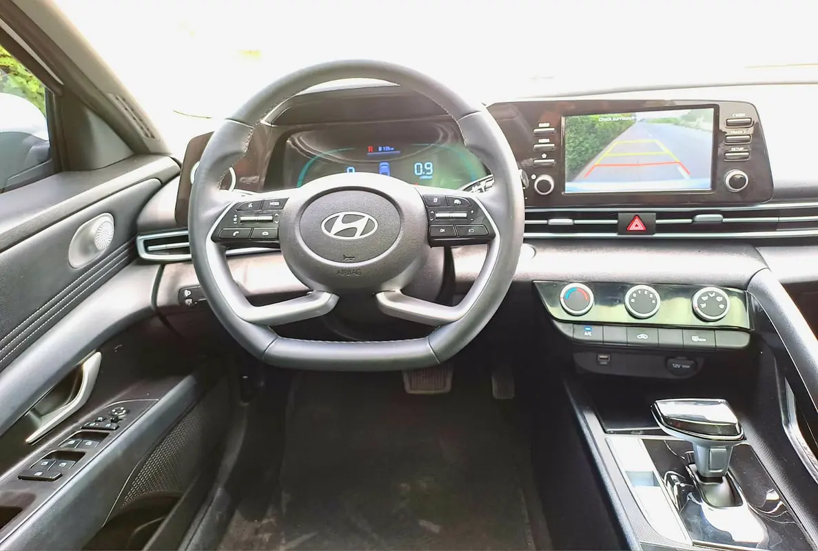 Hyundai Elantra, 2024 — фото 8 из 10