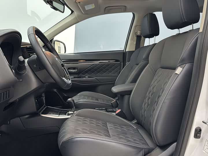 Mitsubishi Outlander, 2023 — фото 7 из 9