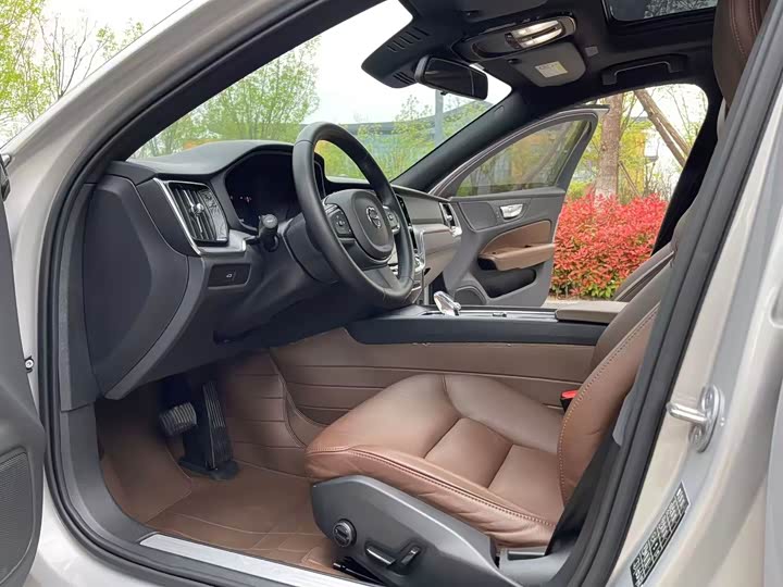 Volvo S60, 2023 — фото 5 из 9