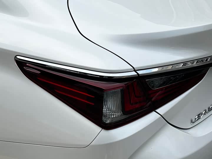 Lexus ES, 2023 — фото 7 из 9