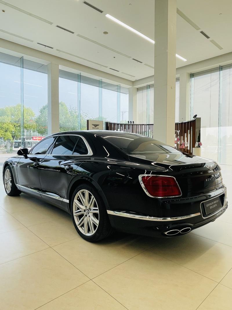 Bentley Flying Spur Hybrid, 2024 — фото 4 из 12