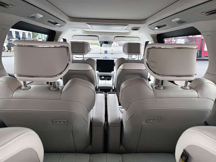 Volvo EM90, 2025 — фото 9 из 9