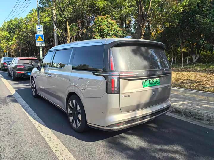 Volvo EM90, 2024 — фото 3 из 9