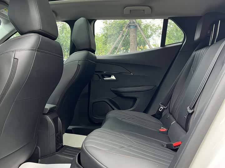 Peugeot 2008, 2023 — фото 8 из 9