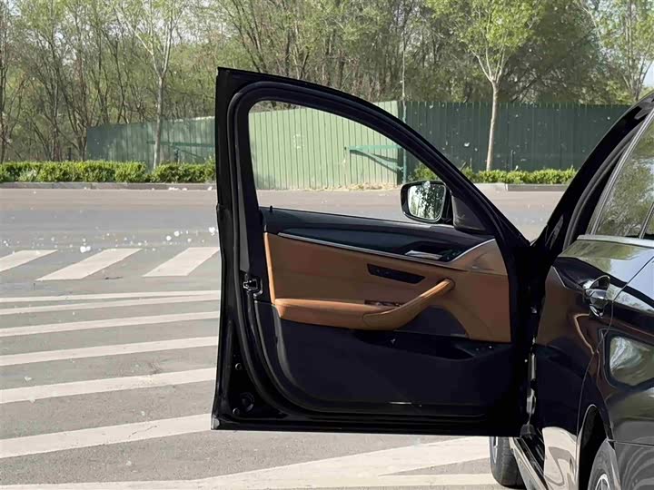 BMW 5 Series Hybrid, 2022 — фото 5 из 9