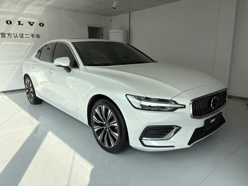 Volvo S60, 2023 — фото 2 из 8