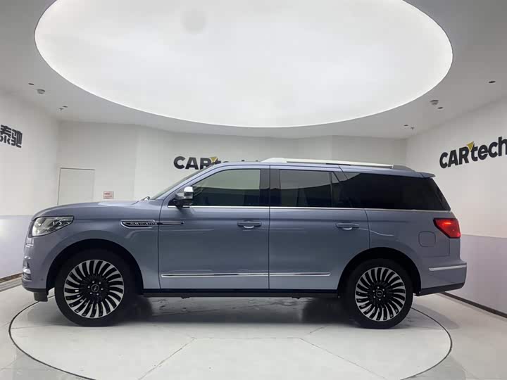 Lincoln Navigator, 2023 — фото 8 из 9