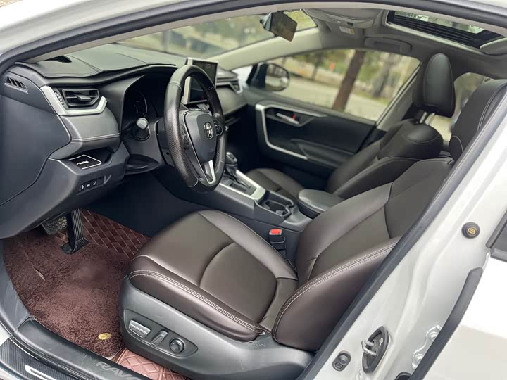 Toyota RAV4, 2021 — фото 4 из 9