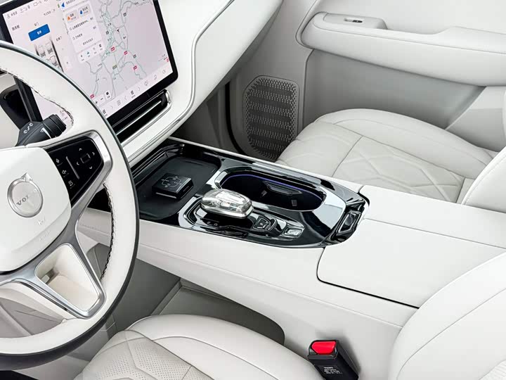 Volvo EM90, 2023 — фото 6 из 9