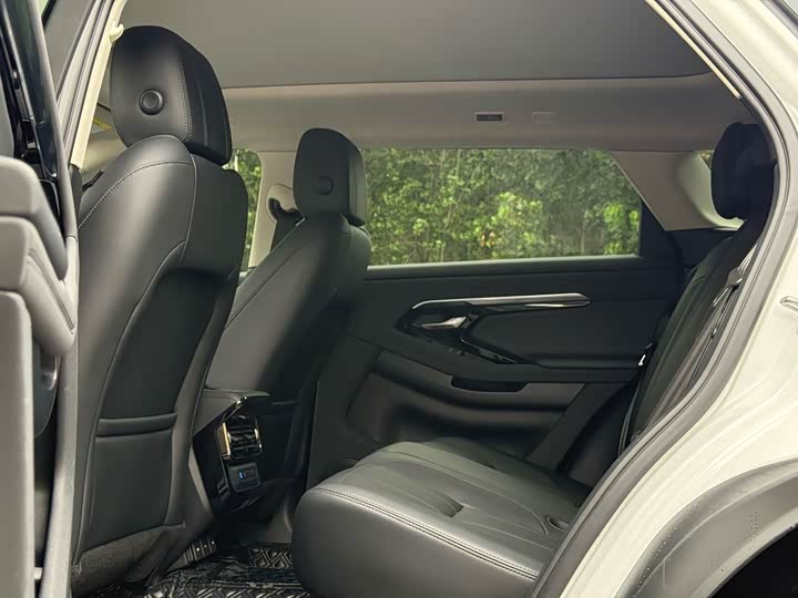 Land Rover Range Rover Evoque L, 2023 — фото 6 из 9