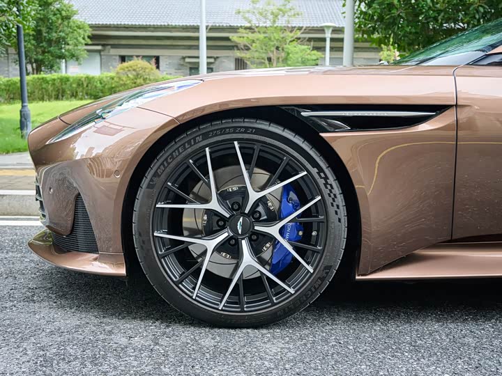 Aston Martin DB12, 2025 — фото 5 из 9