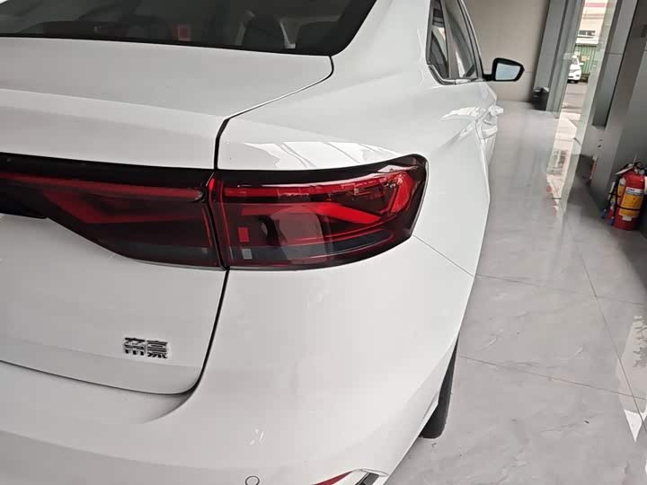 Geely Emgrand, 2025 — фото 8 из 9