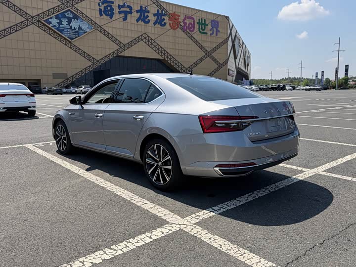 Skoda Superb, 2023 — фото 6 из 9