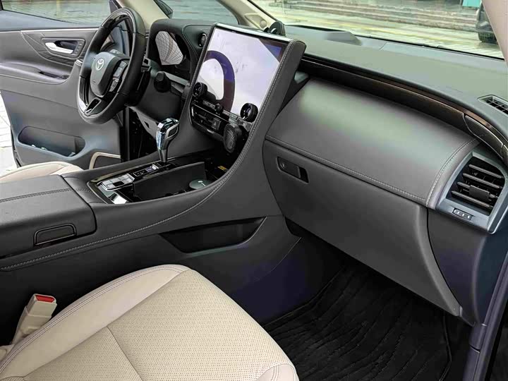 Toyota Alphard, 2025 — фото 7 из 9