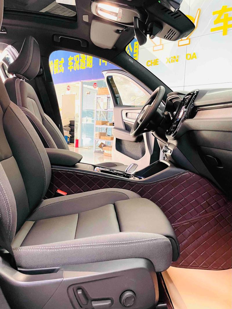 Volvo XC40, 2023 — фото 9 из 11