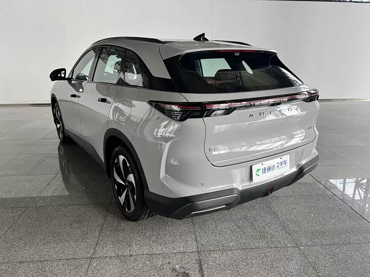 BAIC Arcfox Alpha T5, 2025 — фото 5 из 9