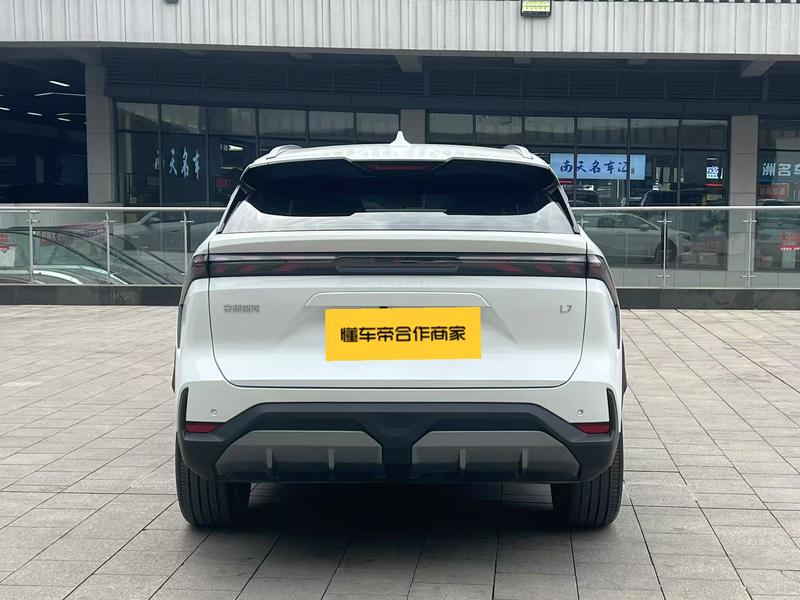 Geely Galaxy L7, 2023 — фото 5 из 10