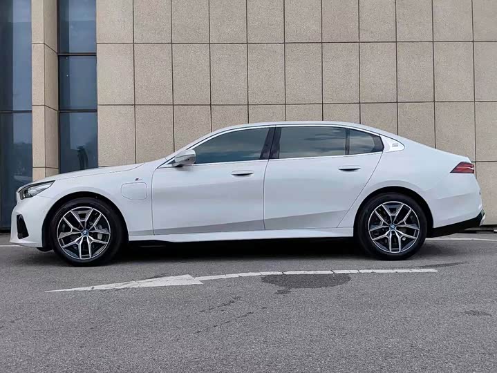 BMW i5, 2025 — фото 4 из 7