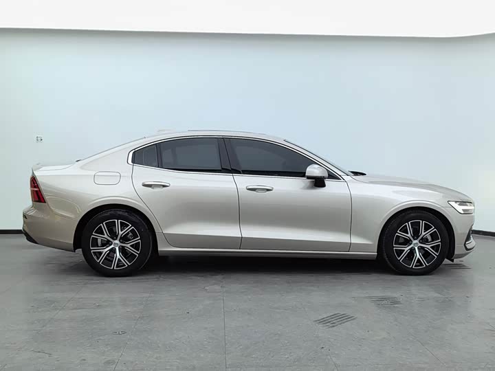 Volvo S60, 2022 — фото 8 из 9