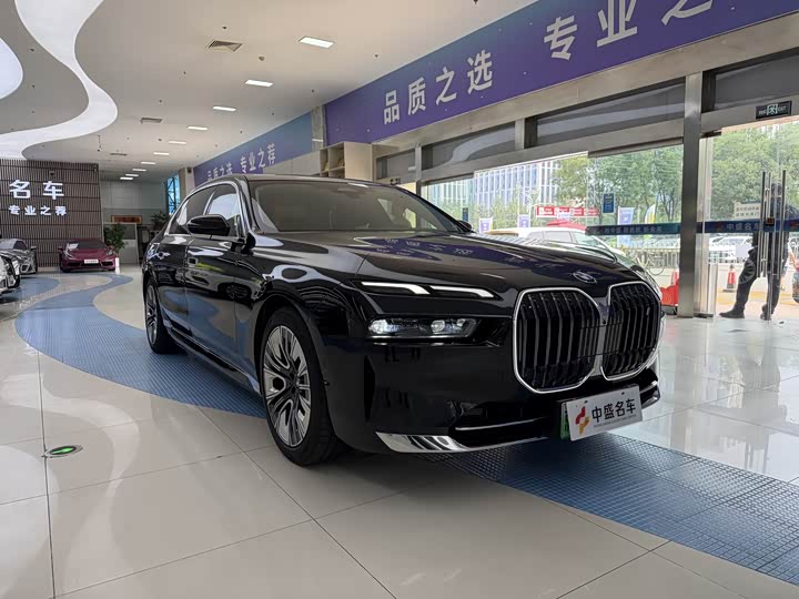 BMW i7, 2025 — фото 3 из 9