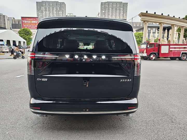 Volvo EM90, 2025 — фото 6 из 9