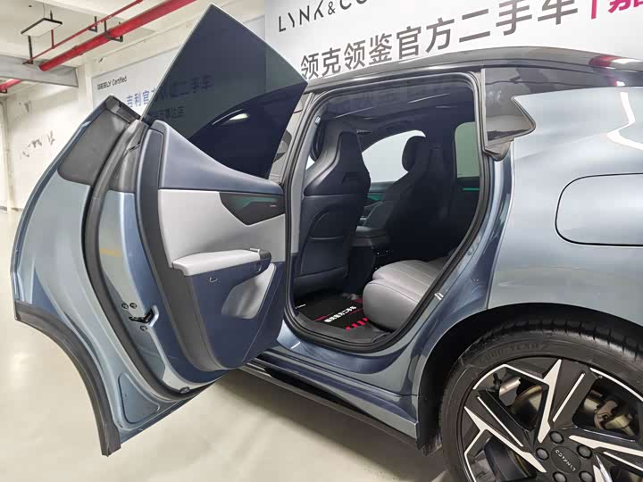 Lynk & Co 07 EM-P Hybrid, 2024 — фото 8 из 9