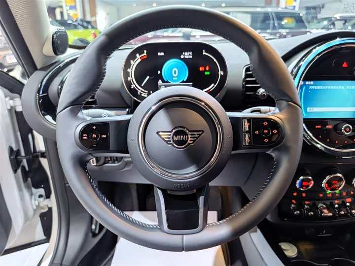 Mini Clubman, 2024 — фото 8 из 9