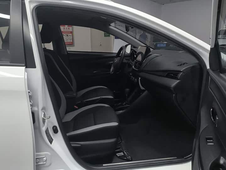 Toyota Yaris L Hatchback, 2022 — фото 8 из 9