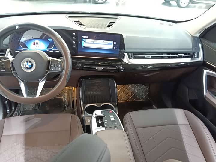 BMW iX1, 2025 — фото 6 из 9
