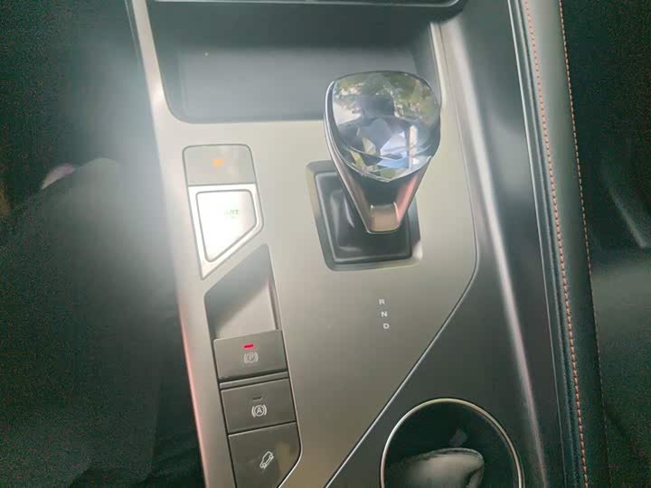 Roewe RX5 Hybrid, 2023 — фото 7 из 9
