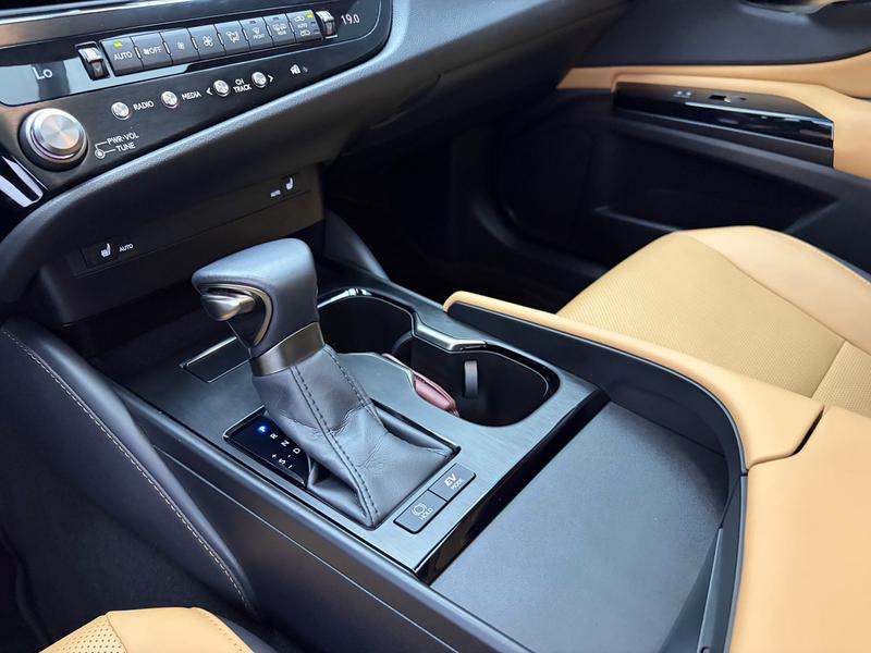 Lexus ES, 2023 — фото 11 из 12