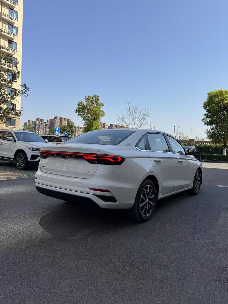 Geely Emgrand, 2022 — фото 6 из 7
