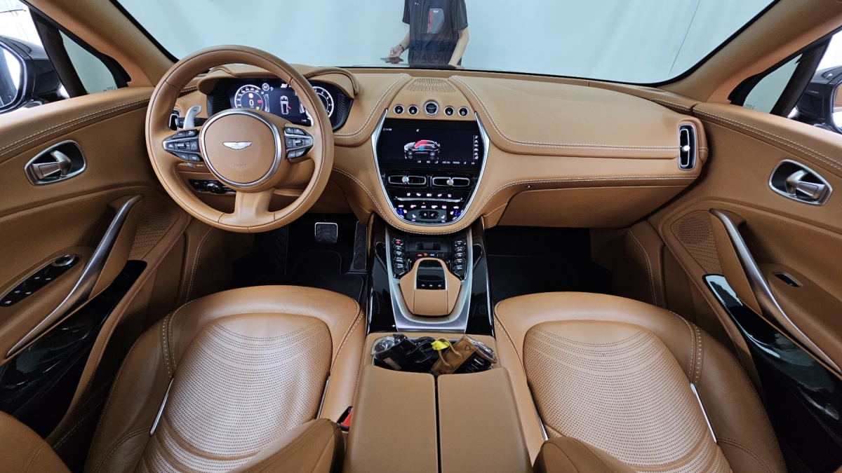 Aston Martin DBX, 2023 — фото 7 из 12