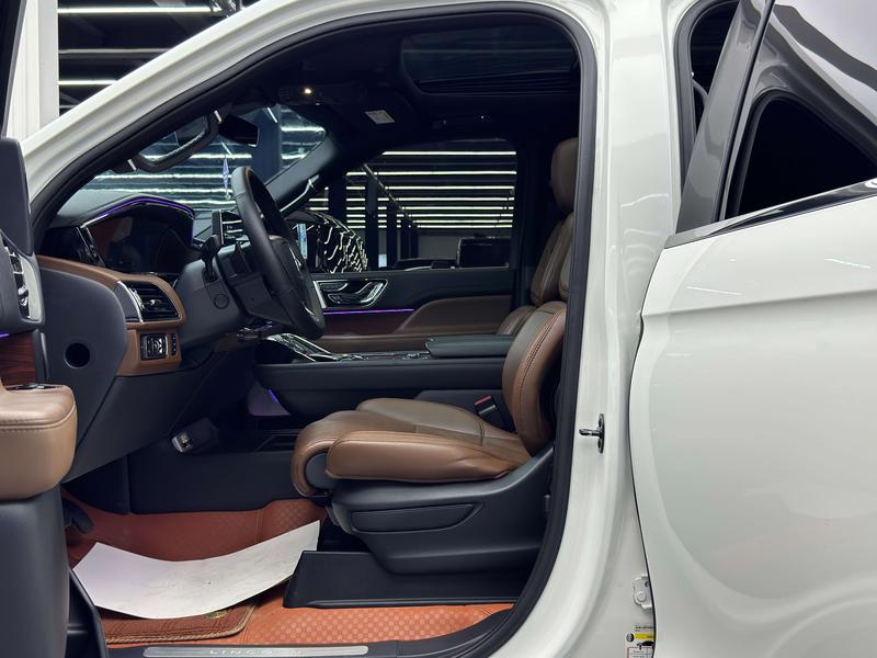 Lincoln Navigator, 2023 — фото 10 из 12