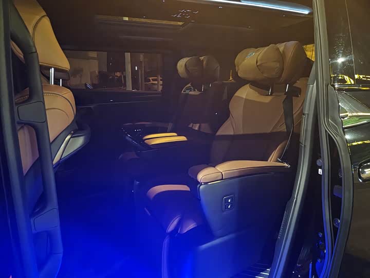 Toyota Alphard, 2024 — фото 7 из 7