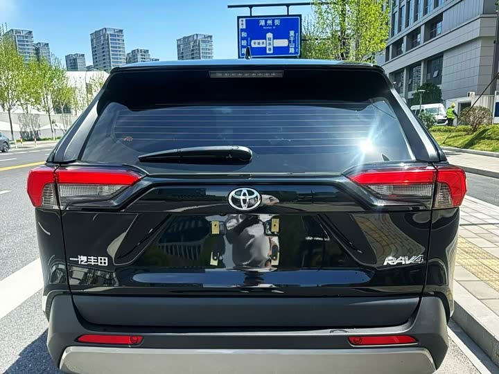 Toyota RAV4, 2023 — фото 3 из 9