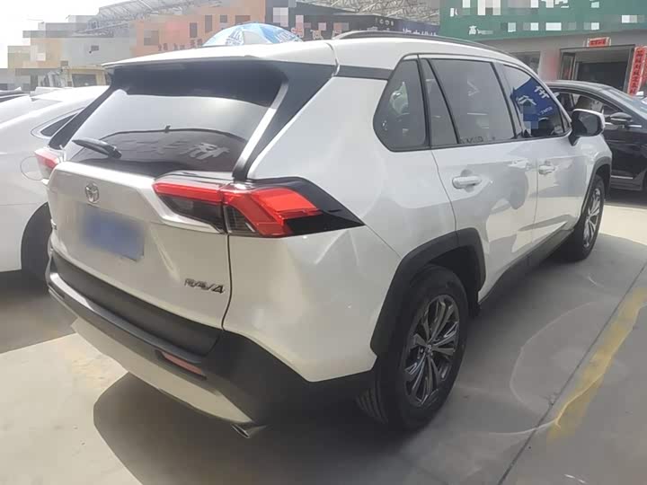 Toyota RAV4, 2023 — фото 7 из 9