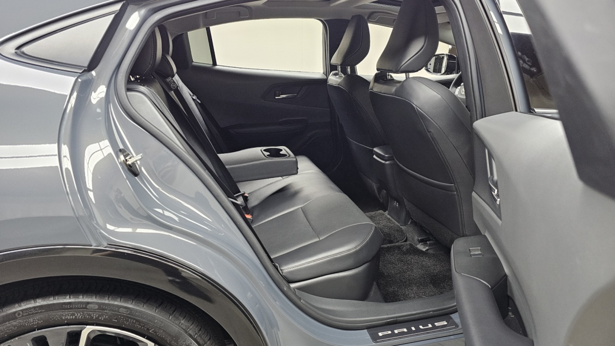 Toyota Prius, 2023 — фото 11 из 12