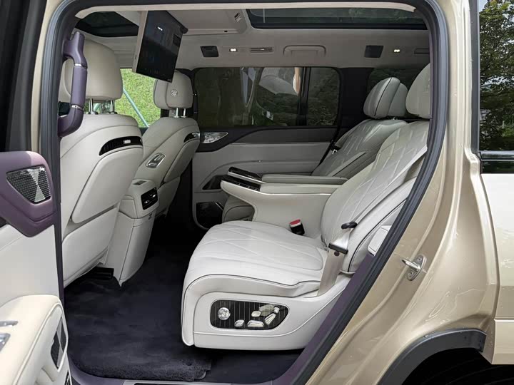 BYD Yangwang U8, 2025 — фото 8 из 9