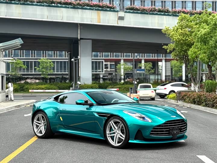 Aston Martin DB12, 2025 — фото 2 из 9