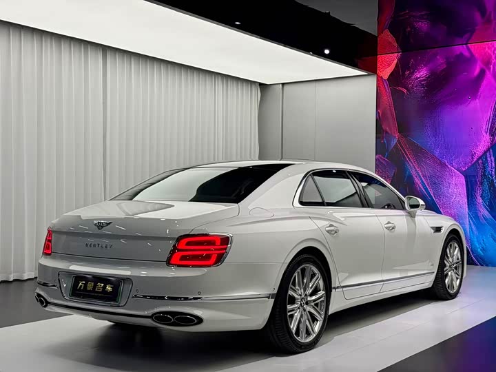 Bentley Flying Spur Hybrid, 2023 — фото 6 из 9