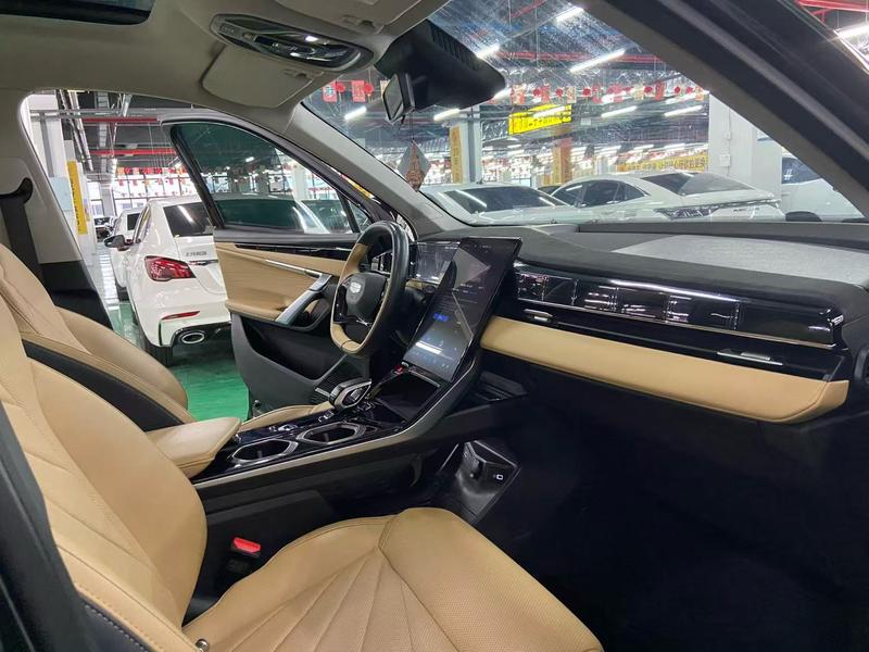 Geely Atlas L, 2023 — фото 8 из 12