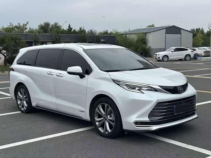 Toyota Sienna, 2023 — фото 3 из 9