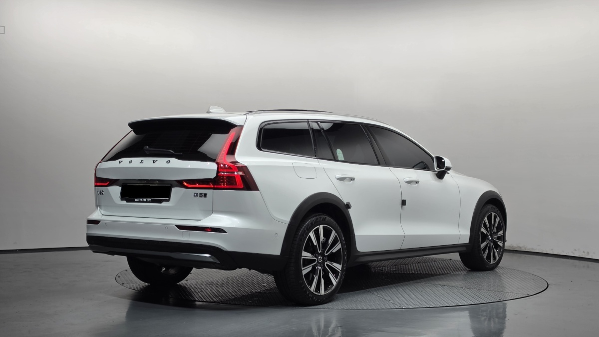 Volvo V60, 2024 — фото 2 из 12