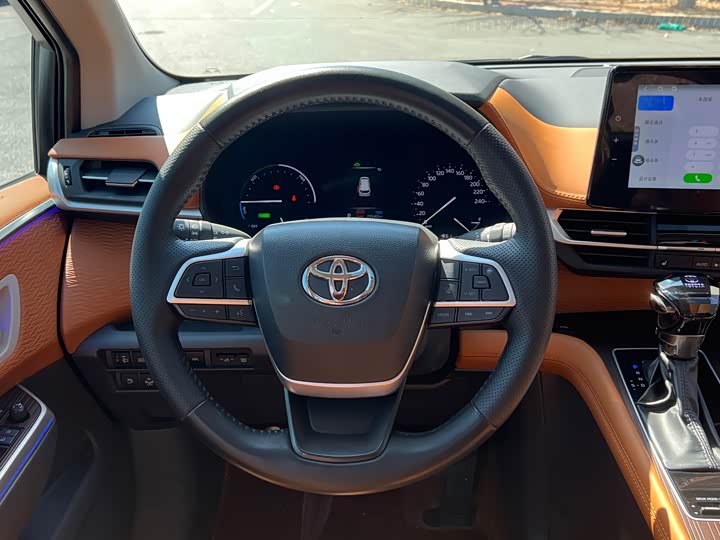 Toyota Sienna, 2024 — фото 8 из 9