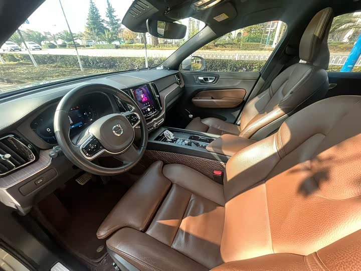Volvo XC60, 2022 — фото 8 из 9