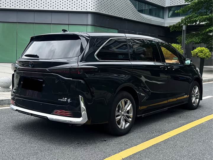 Toyota Sienna, 2023 — фото 3 из 9