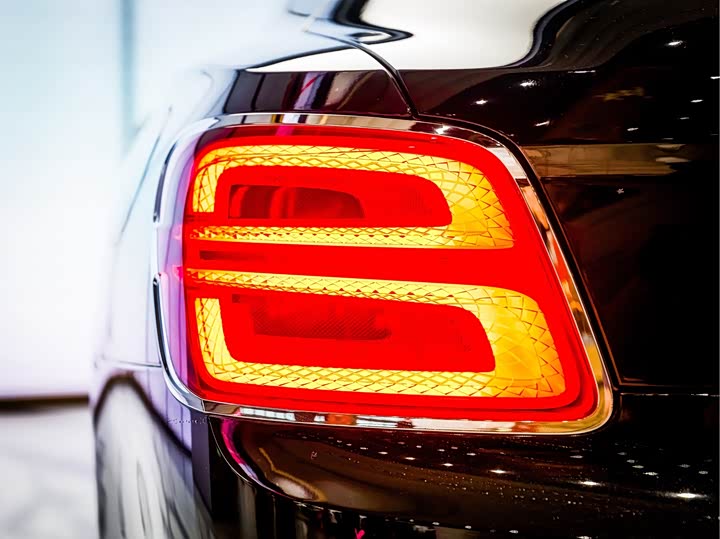 Bentley Flying Spur Hybrid, 2022 — фото 6 из 9