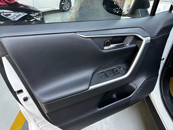 Toyota RAV4, 2023 — фото 8 из 9