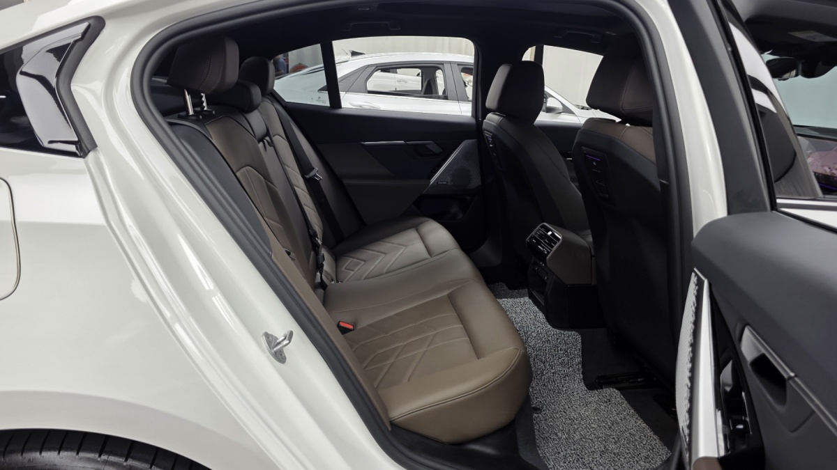 BMW 5 Series, 2025 — фото 11 из 12